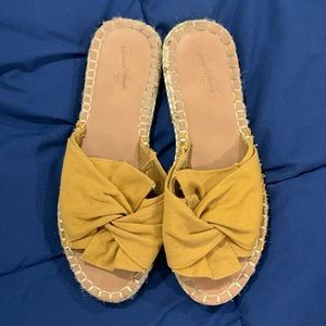 Universal Thread| twist flat sandals